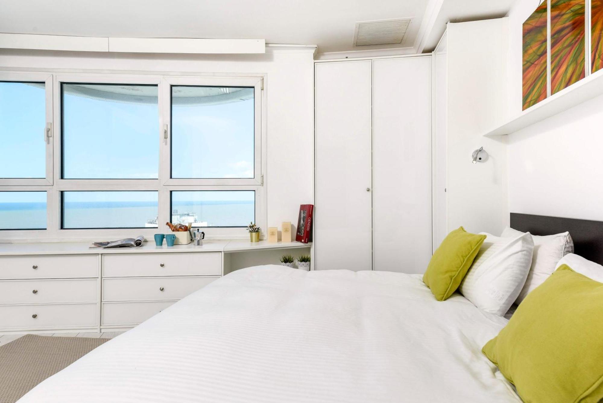 Superb Beachfront Apartments With Shelter By Sea N' Rent เทลอาวีฟ ภายนอก รูปภาพ